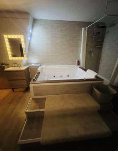 Loft ravissant 45m2 Jacuzzi RVB NIGHT 2