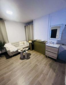 Appartements Loft ravissant 45m2 Jacuzzi RVB NIGHT 2 : photos des chambres