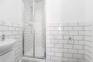 6 Bedroom 6 Bathroom House - Close to to City Centre - Free Parking, Fast Wifi, Smart TV and Work Desks by Yoko Property