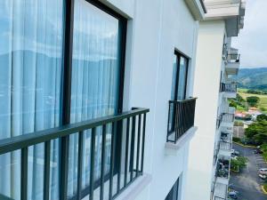 Stunning 9th Flr Pacific Ocean And Mtn View