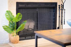 Modern Full Apt 2br2bath WHeated Pool, Spa & Gym