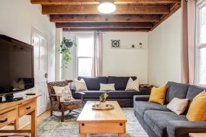 The Marigold - Gorgeously remodelled PEC farmhouse