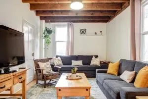 The Marigold - Gorgeously remodelled PEC farmhouse - Bloomfield