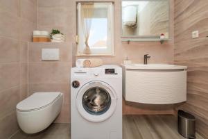 Pinia Apartment Split