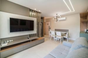 304 Bl 03 Waldgarten Bombinhas - Condomínio a 50 m do Mar e Frente Avenida - Condomínio de Alto Padrão - Piscina - Academia - Salão de jogos