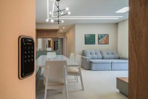 304 Bl 03 Waldgarten Bombinhas - Condomínio a 50 m do Mar e Frente Avenida - Condomínio de Alto Padrão - Piscina - Academia - Salão de jogos