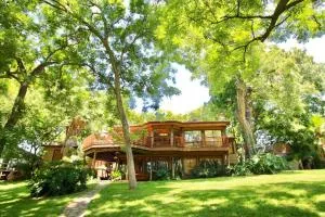 The River Haven - Sleeps 32 - on Guadalupe River - Marion