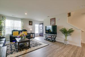 9 Mi to Duke University Spacious Home with Yard!