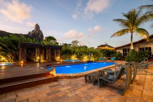 Dolphin Hotel