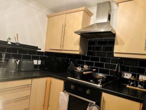 Simple House w- FREE PARKING by Manchester Airport - FREE DROP-OFF