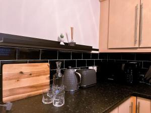 Simple House w- FREE PARKING by Manchester Airport - FREE DROP-OFF