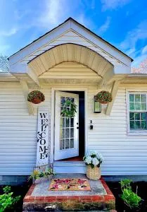 Bright and Airy in Hampton Bays - Hampton Bays