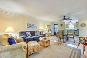 Fernandina Beach Condo with Pool and Path to Beach!
