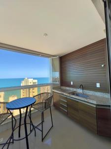 PRAIA DO MORRO DESLUMBRANTE VISTA MAR, apto novo e moderno, a uma quadra da praia, redes de proteção, quartos com ar condicionado, roupas de cama e banho, TV 65, internet, Sky, prédio com piscina, portaria 24 horas e 2 vagas