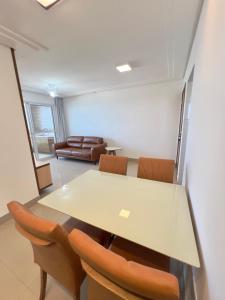 PRAIA DO MORRO DESLUMBRANTE VISTA MAR, apto novo e moderno, a uma quadra da praia, redes de proteção, quartos com ar condicionado, roupas de cama e banho, TV 65, internet, Sky, prédio com piscina, portaria 24 horas e 2 vagas