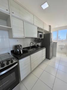 PRAIA DO MORRO DESLUMBRANTE VISTA MAR, apto novo e moderno, a uma quadra da praia, redes de proteção, quartos com ar condicionado, roupas de cama e banho, TV 65, internet, Sky, prédio com piscina, portaria 24 horas e 2 vagas