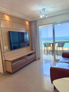 PRAIA DO MORRO DESLUMBRANTE VISTA MAR, apto novo e moderno, a uma quadra da praia, redes de proteção, quartos com ar condicionado, roupas de cama e banho, TV 65, internet, Sky, prédio com piscina, portaria 24 horas e 2 vagas