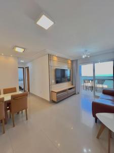 PRAIA DO MORRO DESLUMBRANTE VISTA MAR, apto novo e moderno, a uma quadra da praia, redes de proteção, quartos com ar condicionado, roupas de cama e banho, TV 65, internet, Sky, prédio com piscina, portaria 24 horas e 2 vagas