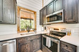 Luxe Broken Bow Home with Hot Tub and Fire Pit!