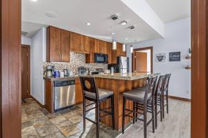 S105 Canmore Stay- Hot tub, stream rm, gym, parking Mtn Retreat