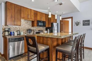 S105 Canmore Stay- Hot tub, stream rm, gym, parking Mtn Retreat