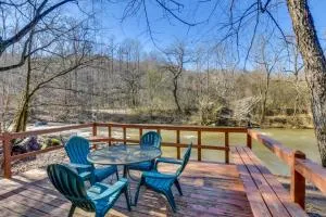 Riverfront Helen Cabin with Hot Tub and Deck! - كليفلاند