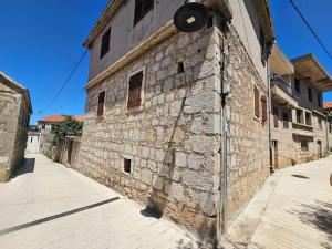 Renovated, dalmatian Stone House!