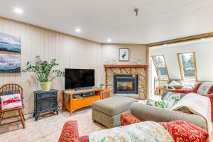 Walk to Slopes Snowshoe Condo with Sunroom