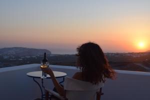 White Ibex - Romantic Vineyard Hideaway with Sea & Sunset Views