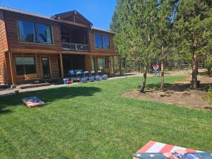 Beautiful Riverfront Near Mt Bachelor with Hot Tub