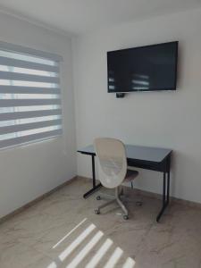 Cerca de Salones de Fiesta, con Alberca, AC e Internet