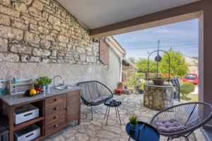 Family Friendly House Kacana - Happy Rentals