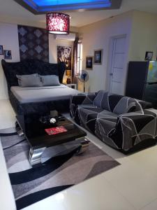 KANDI B11, Poolside, Free Netflix, 250 MBPS, 55" Smart TV, Deluxe King Bed, Fully Equipped Kitchen, Electric is Xtra