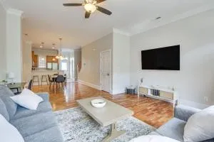 Greensboro Townhome with Fire Pit Less Than 1 Mi to Downtown - ماكلينزفيل