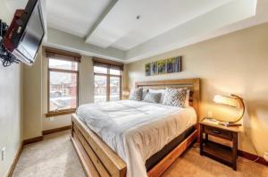 Unequalled Ski in Out, Next to Gondola, Sundial 2BR, Pool, Hot tub, Condo Nast Winner C316