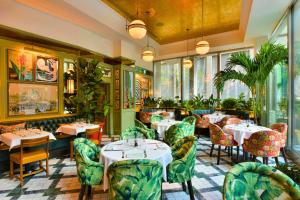 Kensington 2Bed Stucco Bright large High Ceilings - LuxuryLondonStays