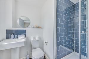 Beautiful Detached House with Driveway Parking, Study Room, Spacious Garden, Smart TVs and Fast Wifi by Yoko Property