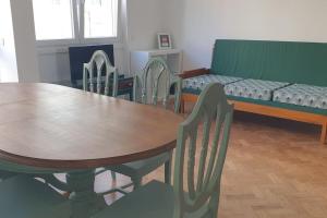 5min walk to Subway & 10min drive to Airport