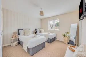 Beautiful Detached House with Study Room, SmartTVs, Fast Wifi and Free Driveway Parking by Yoko Property - Upton