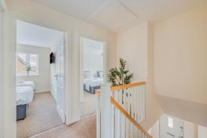 Beautiful Detached House with Study Room, SmartTVs, Fast Wifi and Free Driveway Parking by Yoko Property