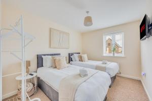 Beautiful Detached House with Study Room, SmartTVs, Fast Wifi and Free Driveway Parking by Yoko Property