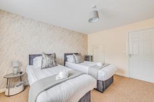 Beautiful Detached House with Driveway Parking, Study Room, Spacious Garden, Smart TVs and Fast Wifi by Yoko Property