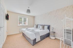 Beautiful Detached House with Driveway Parking, Study Room, Spacious Garden, Smart TVs and Fast Wifi by Yoko Property