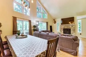 Furnished Deck and Fire Pit Poconos Outdoorsy Gem - Hazleton
