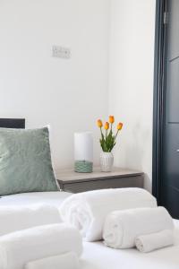 Stylish Home, hosted by ESONGRACE Stays, Stoke-on-Trent - Perfect for Families - Contractors - Holiday makers - Emergency Housing - Professionals, Relocators