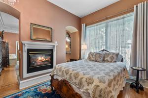 Deluxe Queen Suite room in The Foxglove Inn