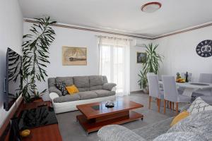 Three-Bedroom Apartment with Terrace and Sea View room in Apartments by the sea Tisno Murter - 812