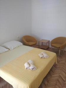 Apartments with parking space Bol, Brac - 12980