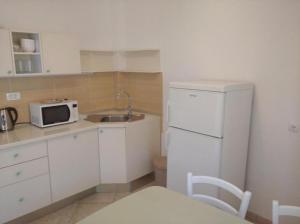 Apartments with parking space Bol, Brac - 12980