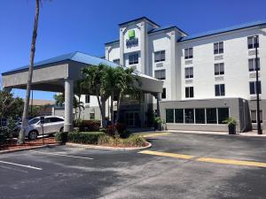 Holiday Inn Express Hotel & Suites Cocoa Beach by IHG - 2-gwiazdkowe hotele w mieście Cocoa Beach